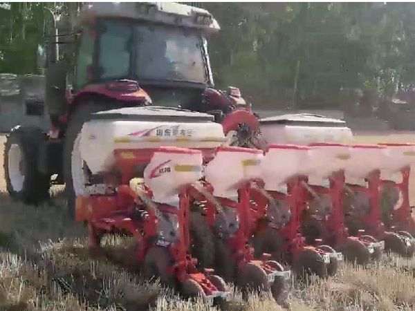 氣吸播種機作業(yè)視頻
